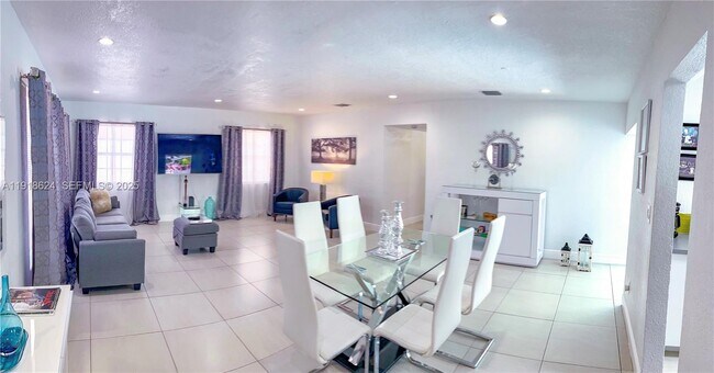 Building Photo - 4420 NW 30th Ct