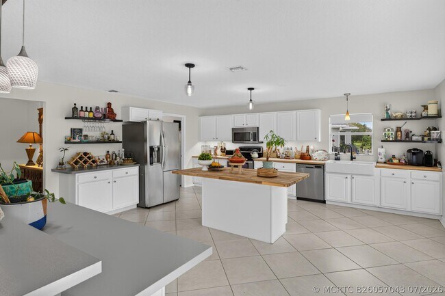 Building Photo - 5758 Benbow Ct