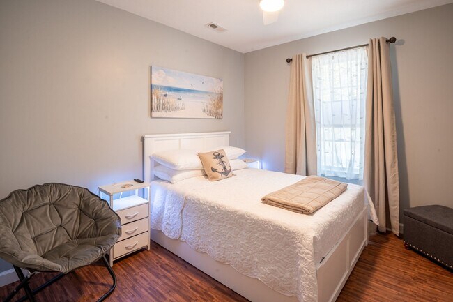 Building Photo - FURNISHED OFF-SEASON MONTHLY RENTAL