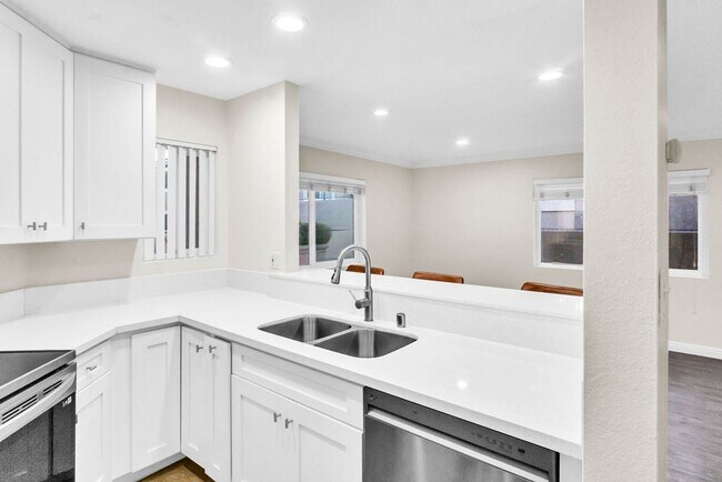 Building Photo - Beautiful one bedroom/one bath in the Verano community at UTC! Close to so much!