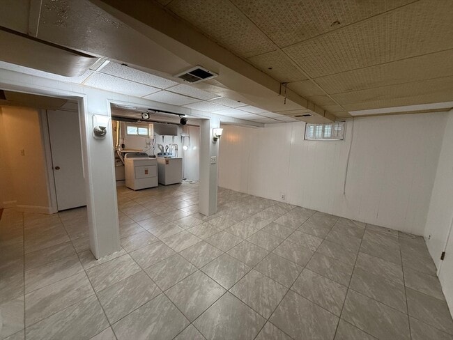 Building Photo - 34 Arnold St