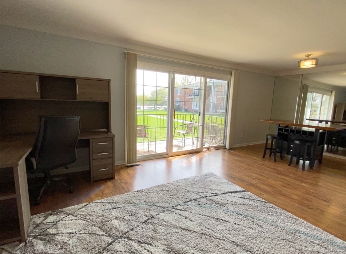 Building Photo - 500 Fox Hills Dr N