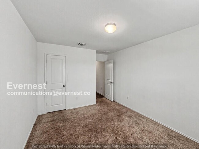 Building Photo - 4 Bed/2 Bath Home with Garage / Pet-Friendly / Available Now!