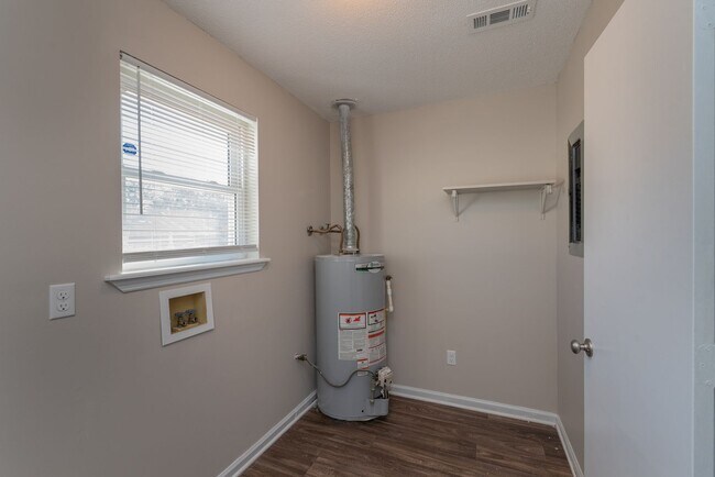 Building Photo - 2937 Dahlia Dr