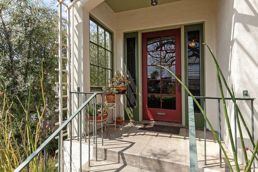 Building Photo - 820 W Nutmeg St