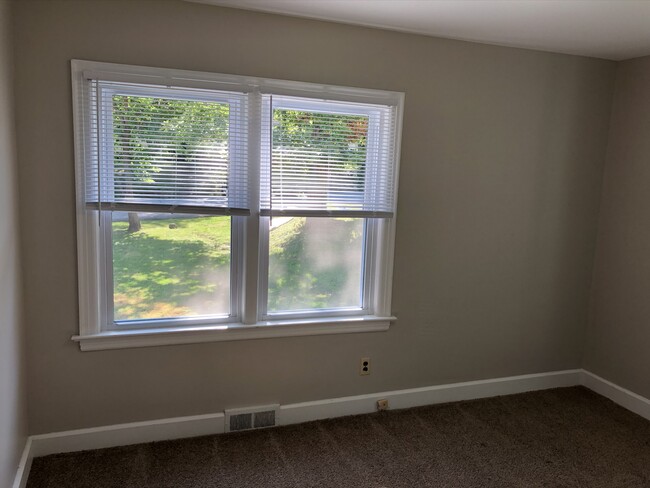 Main Level Bedroom - 522 S Mitchell St