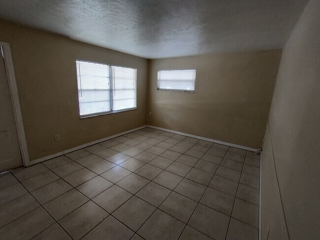 Building Photo - 119 Lithia Pinecrest Rd