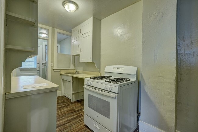 Building Photo - Exquisite 1 Bedroom Brownstone Apartment Steps Away from The Plaza District!