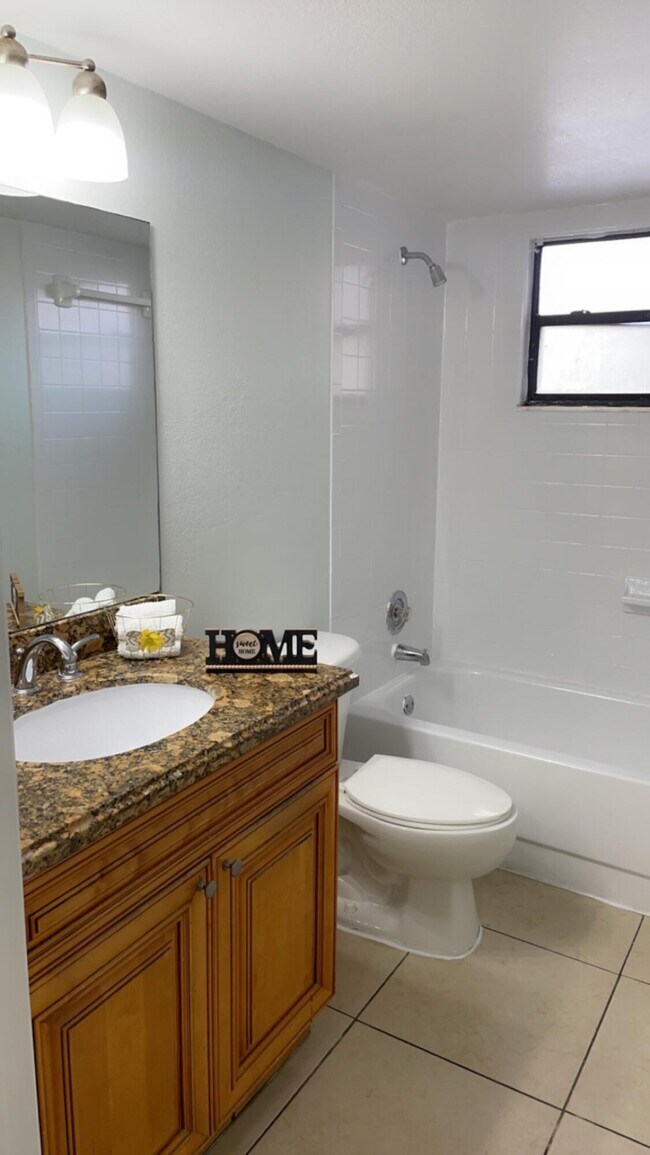 Building Photo - 1445 Lake Crystal Dr