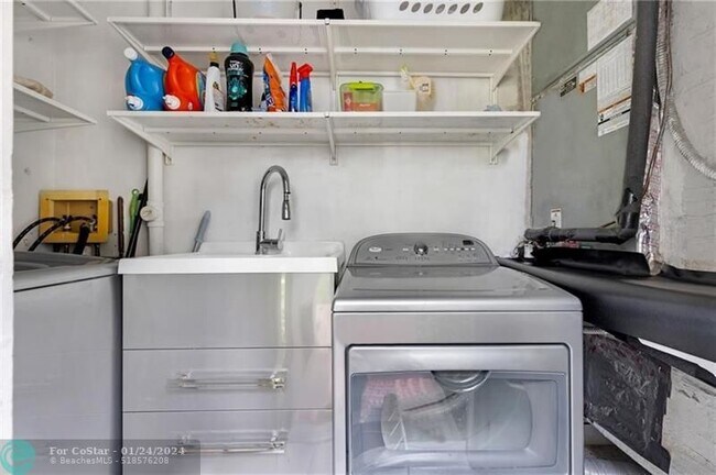 Building Photo - 812 E Cypress Ln