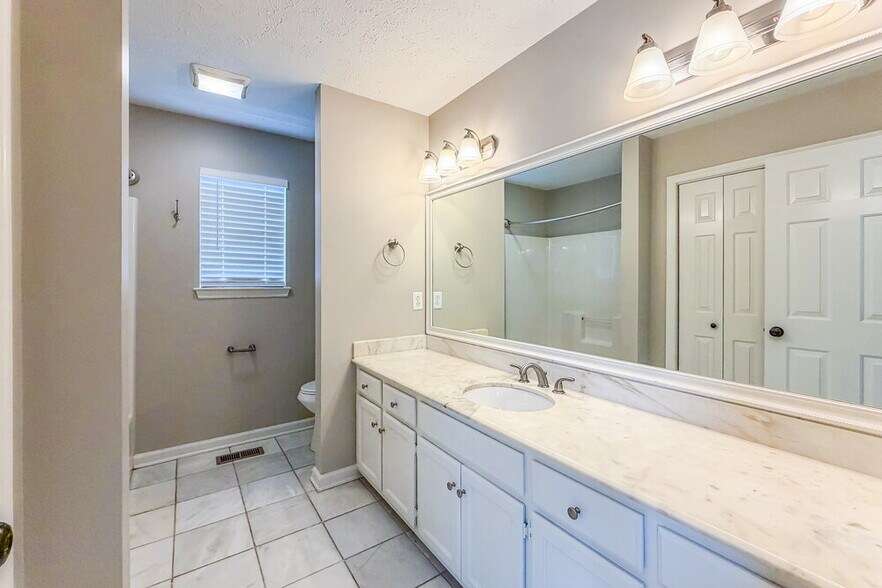 Building Photo - 142 S Birchwood Dr