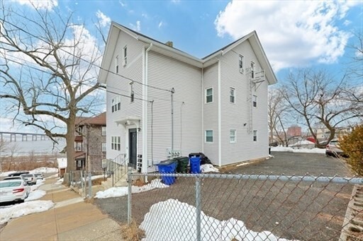 Building Photo - 118 Maple St