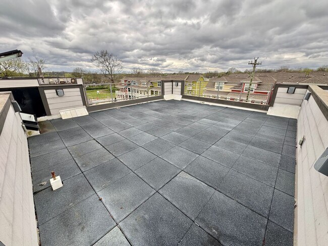 Building Photo - 3 Bed, 3.5 Bath Home w/ 2 Car Garage and Lake Views