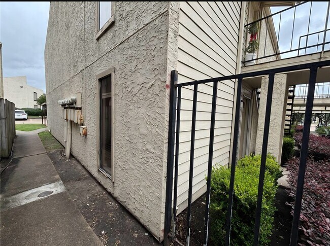Building Photo - 10075 Westpark Dr
