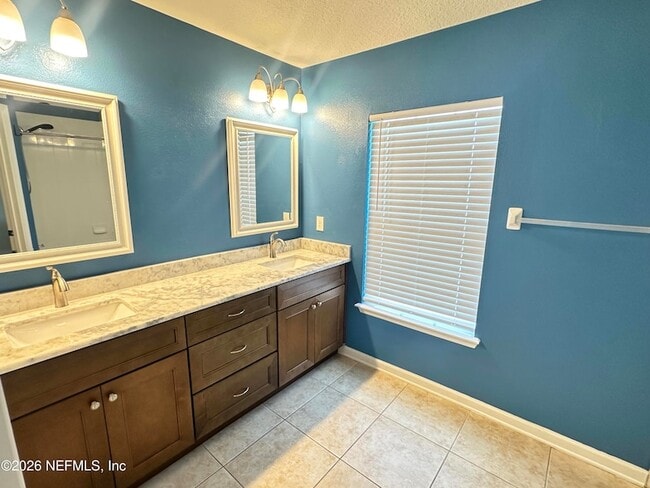 Building Photo - 4163 Highwood Dr