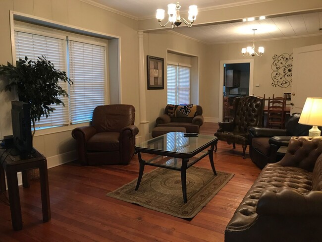 Building Photo - All inclusive, Safe and Practical 4BR 2 Ba...