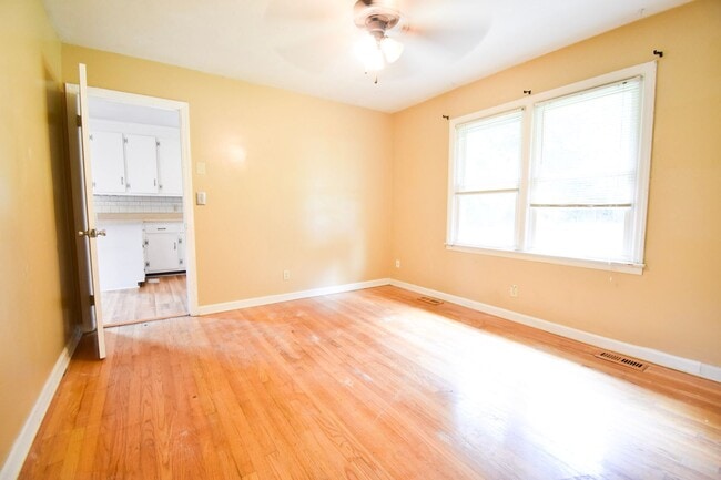 Building Photo - Coming Soon! 3 Bedroom 1 Bathroom - Pets Considered