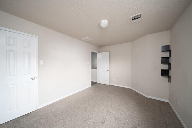 Building Photo - 19543 Otter Trail Ct