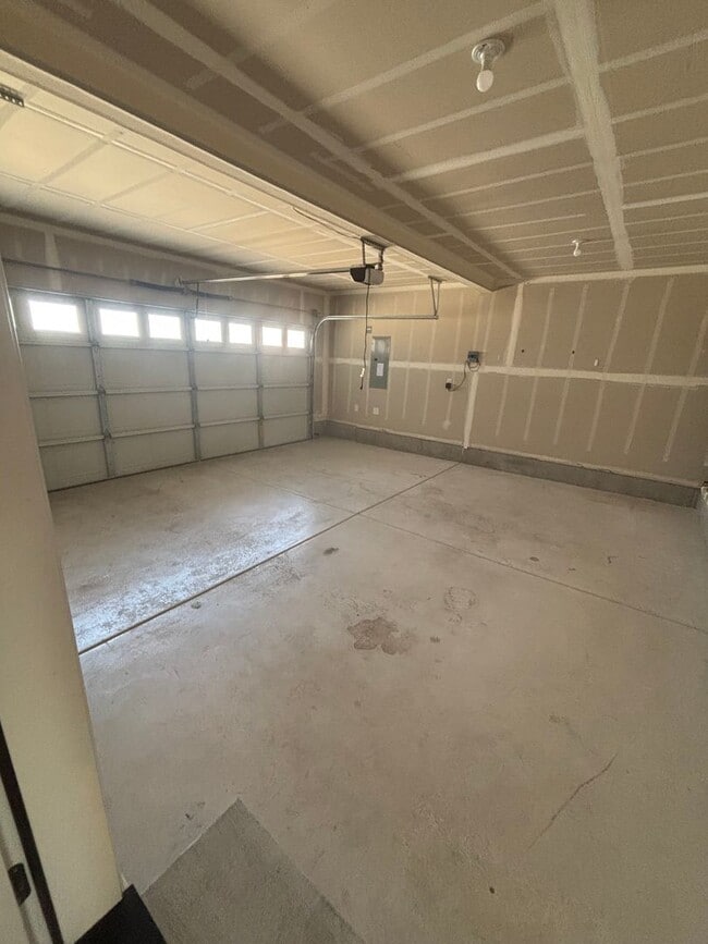 Building Photo - Eugene 3 Bed 2.5 Bath, 2 Story Single Fami...