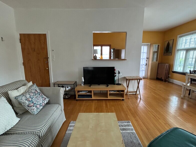 Livingroom photo 2 - 815 E Huron St