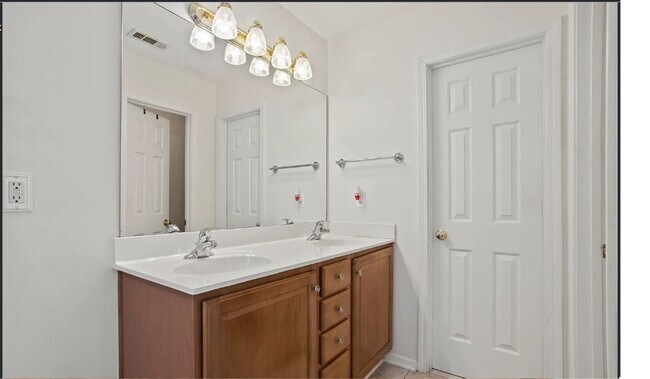 Building Photo - Spacious 3/2 Available Now!
