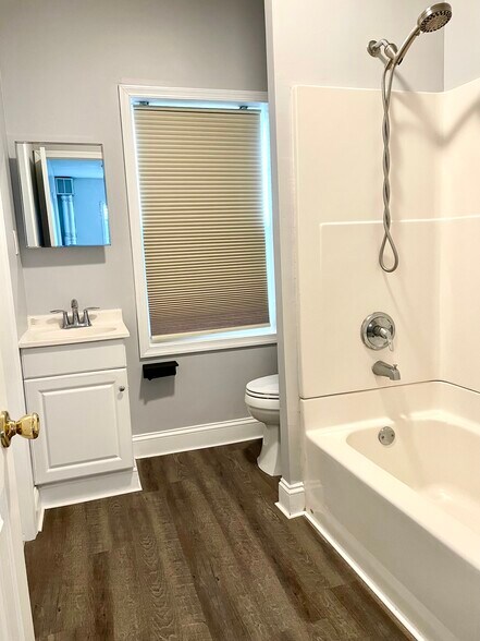 Bathroom 2 - 517 Mosby St