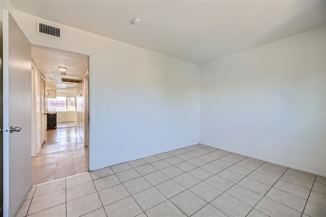 Building Photo - BEAUTIFUL 2 Bedroom 2 Bathroom Condo!