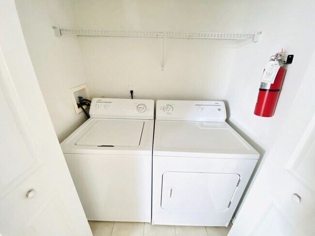Building Photo - 1194 S Beach Cir