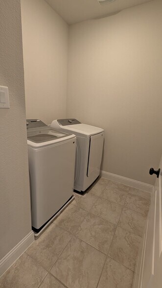 Laundry room - 835 Lennox Dr