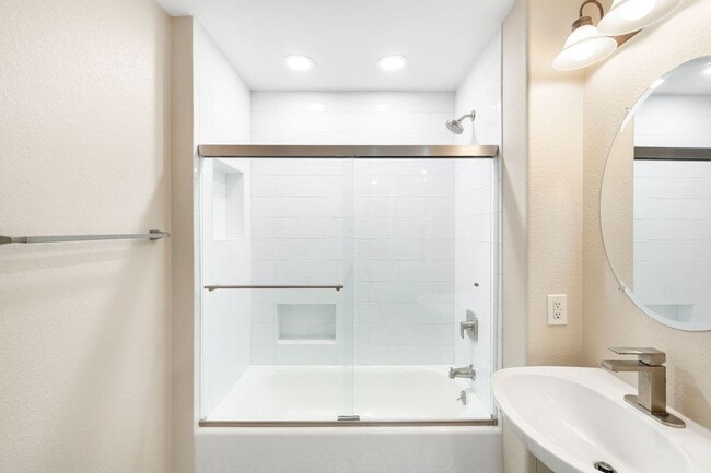 Building Photo - Luxury 6BD, 5BA Recently Remodeled Littlet...
