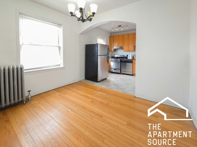 Building Photo - 4505b N Greenview Ave