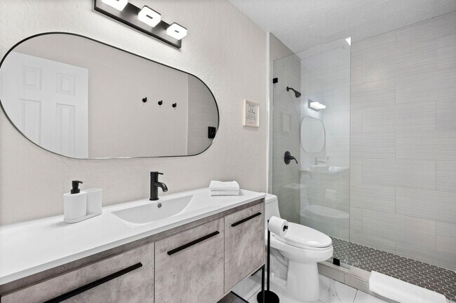 Building Photo - 710 SW 70th Ave