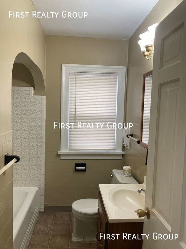 Building Photo - 2926 Catalpa Dr.