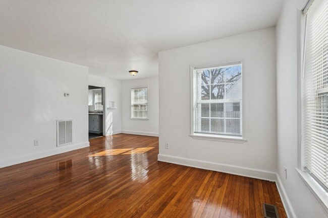 Building Photo - Christopher Shores