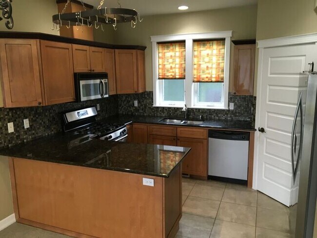 Building Photo - Town Home Tacoma 2bdr 2.5 bath w/ roof top deck & VIEW!!