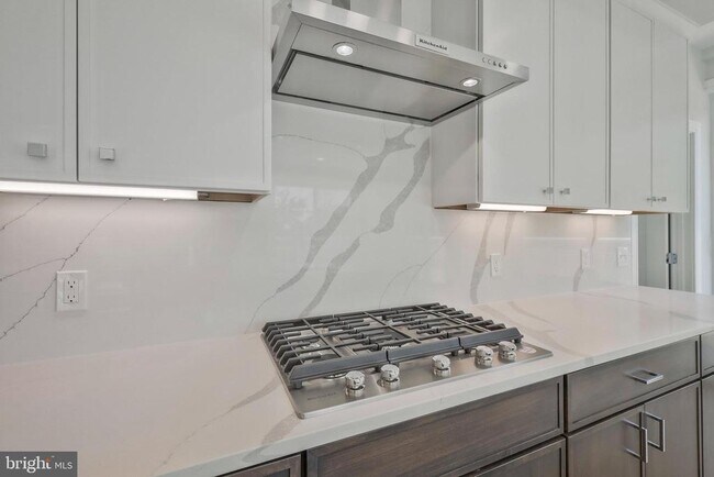 Building Photo - 635 Slaters Ln
