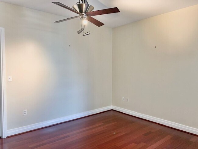 Building Photo - Beautiful 1 BR plus den 2 BA luxury condo ...