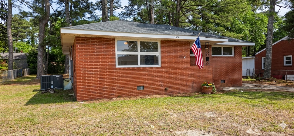 Building Photo - 2076 Seneca Dr