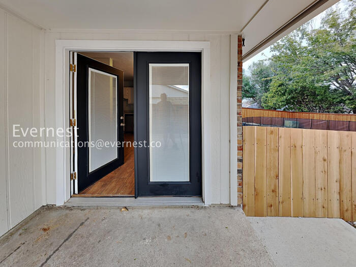 Building Photo - 2117 Newbury Dr