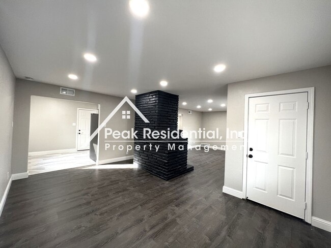 Building Photo - Beautifully Updated 3bd/2ba Home with 2 Car Garage!