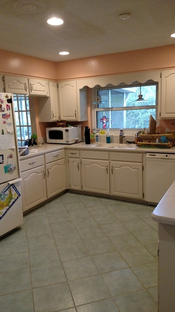 Building Photo - Beautiful 4/2.5 home in quiet neighborhood
