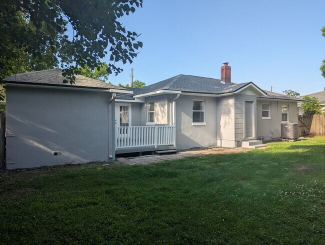 Building Photo - Great 3 Bedroom 1 Bath in convenient locat...