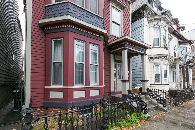 Building Photo - 216 Saratoga St