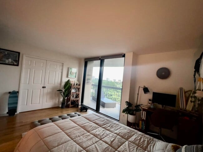 Building Photo - 2425 Presidential Way