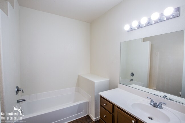 Building Photo - Stylish Upstairs 2Bdm 2Ba Condo in a Desir...