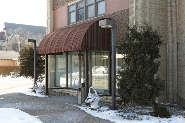 Building Photo - West Gate Manor