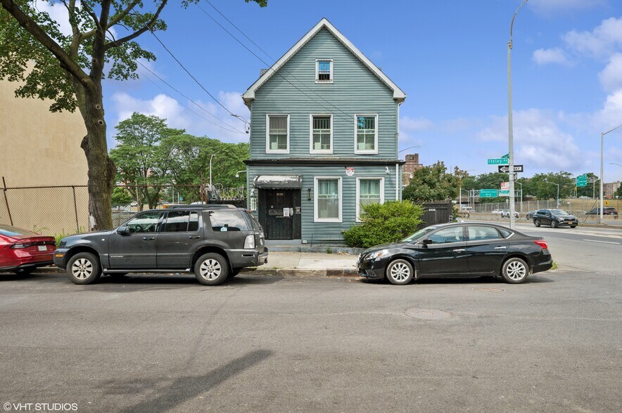 Building Photo - 957 Fteley Ave