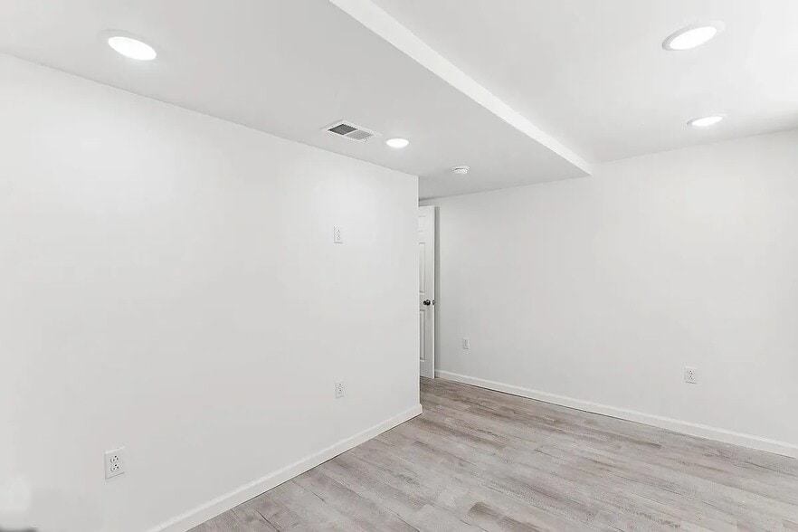 Building Photo - 507 S 63rd St