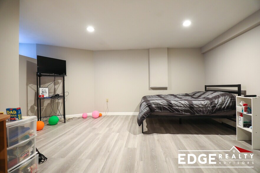 Building Photo - 10 Glenville Ave