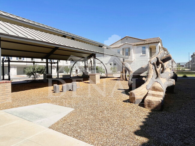 Building Photo - 784 S Hawk Ln